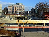 Heinrich-von-Stephan-Straße 1 in Freiburg, die Untergeschosse werden aufgebaut, im Hintergrund das Victoria-Haus