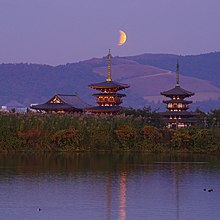 2021年11月19日の月食と薬師寺、若草山（奈良県奈良市）