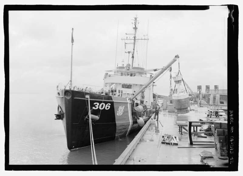 File:3-4 BOW PORT QUARTER SIDE VIEW. BOOM MOVING DOCK SIDE BUOY TO CLEAR ROOM FOR UNLOADING OF BUOYS. - U.S. Coast Guard Cutter BUTTONWOOD, Yerba Buena Island, San Francisco, San Francisco HAER CA-293-12.tif