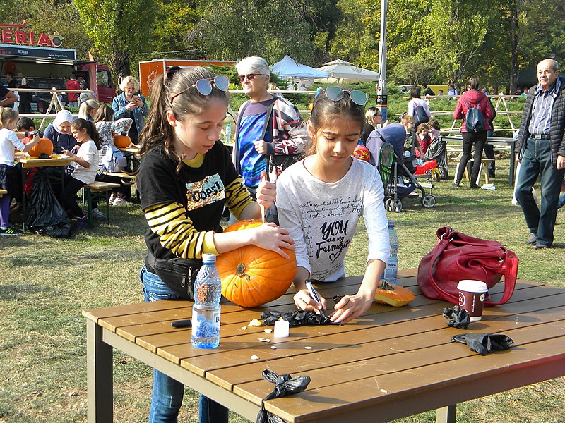File:8. Bucuresti, Romania. Pumpkin Fest. Primul Festival de Holloween din Romania. Oct. 2019. (Atelier de creatie).jpg