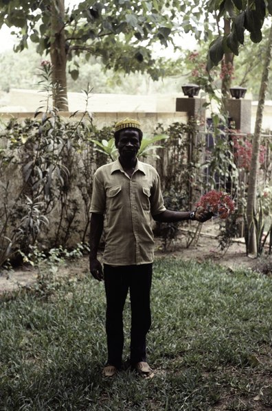 File:ASC Leiden - F. van der Kraaij Collection - 03 - 073 - Un homme avec une scarification tribale Mossi au bonnet tricoté - Ouagadougou, Burkina Faso, 1981.tif