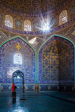 a lady prays in Sheikh Lotfollah Mosque.