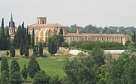 Photographie couleur d'un bâtiment monastique situé au sommet d'une colline