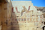Resti di un porticato nel Tempio di Ramses II ad Abido con scene di prigionieri catturati dal faraone.