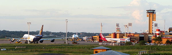 Aeropuerto Internacional Silvio Pettirossi, aspecto de la terminal de pasajeros y la plataforma de cargas.