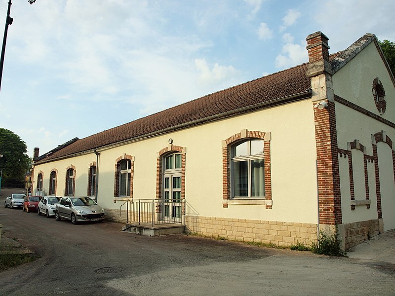 File:Aillant-sur-Tholon-FR-89-salle communale-a2.jpg