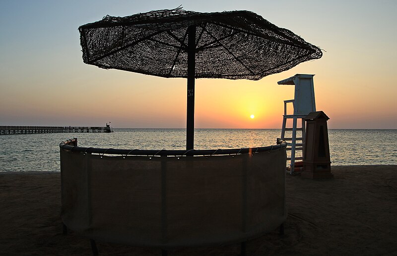 File:Am Strand in Ägypten, Rotes Meer, Sonnenaufgang 2H1A9249WI.jpg