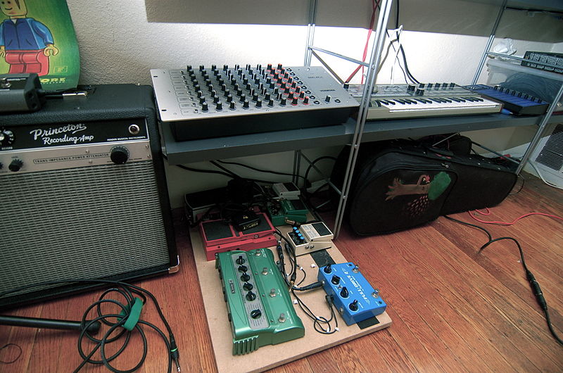 File:Amp+Effect+Synth+Drum Machine+Ukuleles.jpg