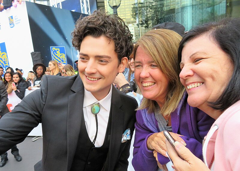 File:Aneurin Barnard and fans at the premiere of Goldfinch, 2019 Toronto Film Festival (48810071091).jpg