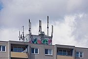 Deutsch: Mobilfunk-Antennen und Ferseh-Satelittenschüsseln auf einem Wohn- und Geschäftshaus in Fulda