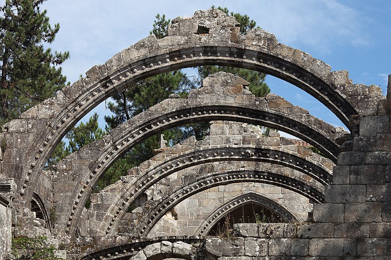 File:Arcos das ruínas de Santa Mariña Dozo - Cambados-CA14.jpg