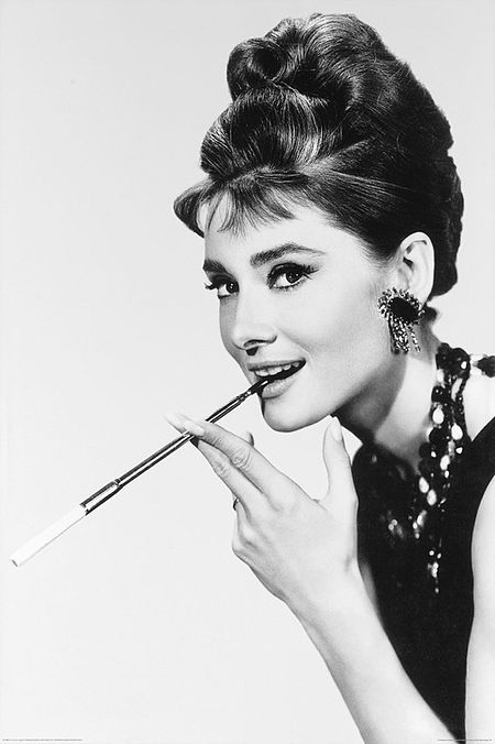 Tập_tin:Audrey_Hepburn_smokes.jpg