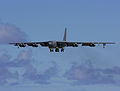 طائرة B-52 أثناء الهبوط