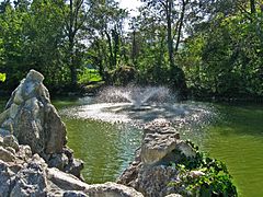 Vue d’une fontaine sur le lac.