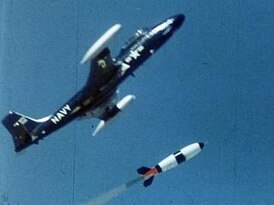 Запуск BOAR с борта истребителя F2H "Banshee"