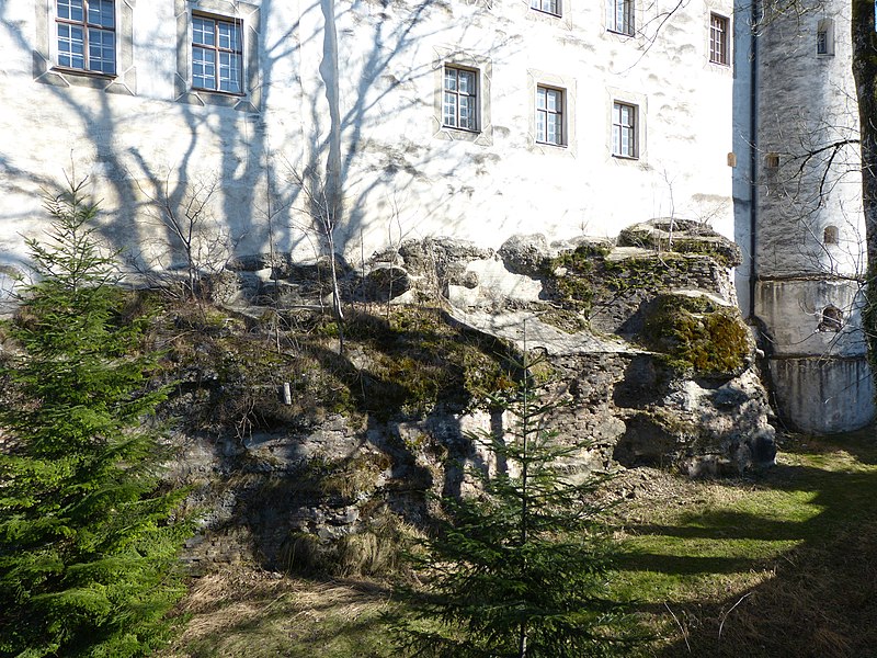 File:Bad Grönenbach Hohes Schloss Nagelfluhfelsen 01.JPG