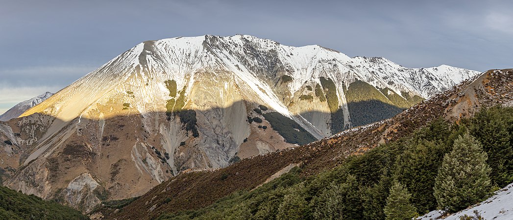 位于新西兰坎特伯雷克雷吉本山脉的秃山。