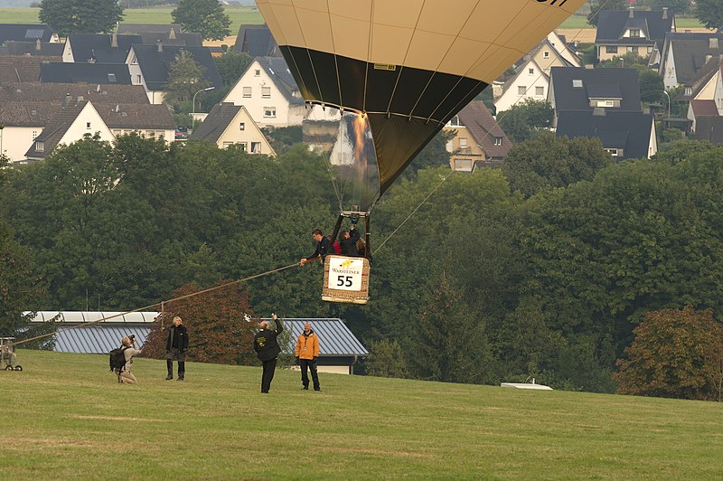 File:Ballonstart 11 THWZ.jpg