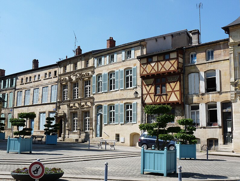 File:Bar-le-Duc-Place Saint-Pierre (1).jpg