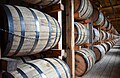 Tunnae Bourbon whiskey novo impletae iacentes in rack house a 4 ad 9 annos, dum Bourbon whiskey suum colorem aeneum nanciscatur.
