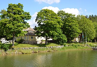 Beatelund, västra och östra flygeln från söder, 2012.