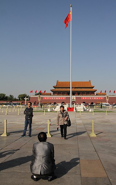 File:Beijing-Tiananmen-82-Fahne-gje.jpg