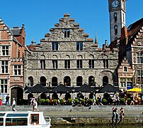 La Maison romane de Gand ou Spijker, construit au XIIe siècle, et la plus ancienne et célèbre maison du Graslei. À droite: la très petite maison du tonlieu.