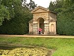 Garden Temple Belton House'un 200 Metre Doğusu