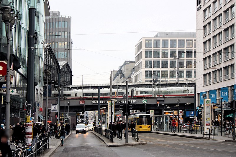 Berlin-Mitte, die Friedrichstraße und der Bahnhof Berlin-Friedrichstraße