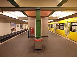 Berlin - U-Bahnhof Französische Straße - Linie U6 (7046249797) .jpg