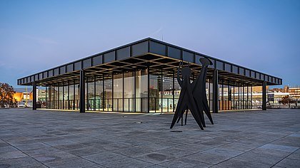 A Nova Galeria Nacional (Neue Nationalgalerie) no Kulturforum é um museu de arte moderna em Berlim, com foco principal no início do século XX. Faz parte da Galeria Nacional dos Museus Estatais de Berlim. O edifício do museu e seus jardins de esculturas foram projetados por Ludwig Mies van der Rohe e inaugurados em 1968. A galeria fechou em 2015 para reforma. A obra, da autoria de David Chipperfield Architects, foi concluída em 2021, e o museu reabriu em agosto de 2021 com uma exposição de obras do escultor americano Alexander Calder. (definição 7 371 × 4 146)