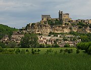 L'église et le château, au-dessus du village de Beynac.