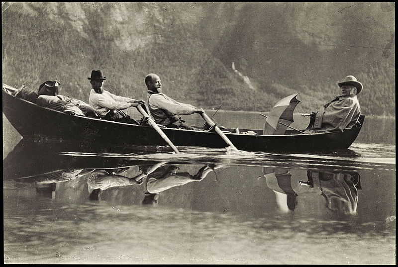 File:Bjørnstjerne Bjørnson på vei til barndomshjemmet Nesset prestegård, 1896 (4420136292).jpg