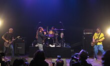 De gauche à droite : Stephen Egerton, Keith Morris, Bill Stevenson, et Chuck Dukowski jouant sous Black Flag au GV30 en décembre 2011.