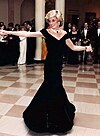 Diana, Vương phi xứ Wales mặc chiếc đầm Travolta tại Nhà Trắng năm 1985.