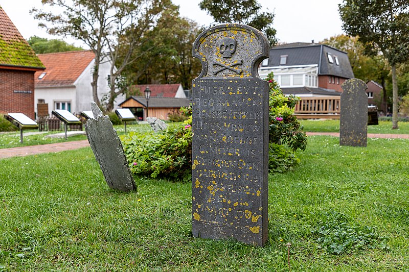 File:Borkum, Alter Leuchtturm, Walfängerfriedhof -- 2020 -- 2730.jpg