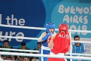 Deutsch: Boxen bei den Olympischen Jugendspielen 2018 Tag 12, 18. Oktober 2018 - Finale Leichtgewicht Mädchen – Oriana Saputo (Argentinien, blau) schlägt Emma Lawson (Australien, rot) 5-0; Ringrichter ist José Romero (Spanien). English: Boxing at the 2018 Summer Youth Olympics on 18 October 2018 – Girls' lightweight Bronze Medal Bout – Oriana Saputo (Argentina, blue) wins over Emma Lawson (Australie, red) 5-0; Referee is José Romero (Spain). Español: Boxeo en los Juegos Olímpicos Juveniles de Verano de 2018 en 18 de octubre de 2018 - Combate de medalla de bronce de las niñas: Oriana Saputo (Argentina, azul) gana a Emma Lawson (Australie, roja) 5-0; Árbitro es José Romero (España).