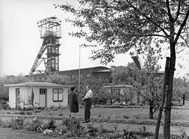 Bundesarchiv B 145 Bild-F015009-0008, Dortmund-Dorstfeld, Schrebergärten, Kohlebergbau.jpg