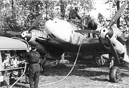 Bundesarchiv Bild 101I-404-0521-19A, Flugzeug Messerschmitt Me 110, Betanken.jpg