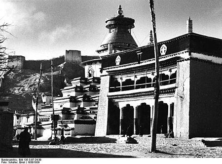 Tập_tin:Bundesarchiv_Bild_135-S-07-24-30,_Tibetexpedition,_Großer_Chörten_in_Gyantse.jpg