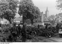 Bundesarchiv Bild 146-1975-035-08A, Belgien, Couvin, Gefangene.jpg