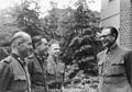 Bundesarchiv Bild 146-1984-101-32, General Andrej Wlassow mit russischen Freiwilligen.jpg