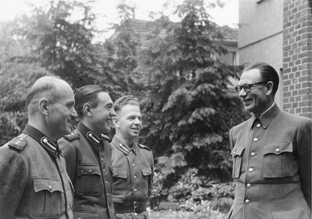 Vlasov speaking to ROA men near Dabendorf, autumn 1944