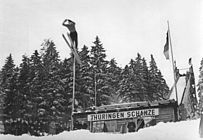 Anlaufturm mit Springer bei den 4. Wintersportmeisterschaften der DDR 1953