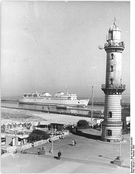 File:Bundesarchiv Bild 183-B1002-0010-001, Warnemünde, Leuchtturm.jpg