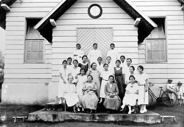 A group of Mongondow women in North Sulawesi, pre-1943.
