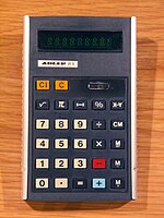 Calculatrice de poche Adler 81S avec affichage fluorescent sous vide (VFD) du milieu des années 1970.