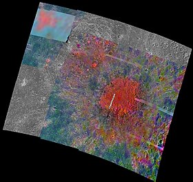 Составной снимок Лофна в искусственных цветах. Красный цвет соответствует поверхности, более богатой льдом, а синий — менее богатой.