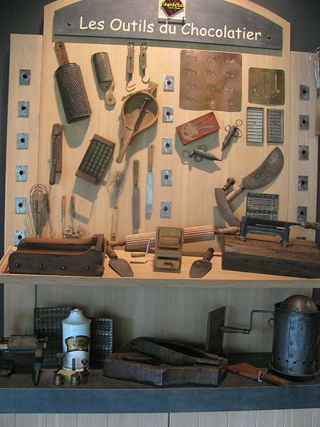 File:Cambo Musée du Chocolat Différents outils.jpg