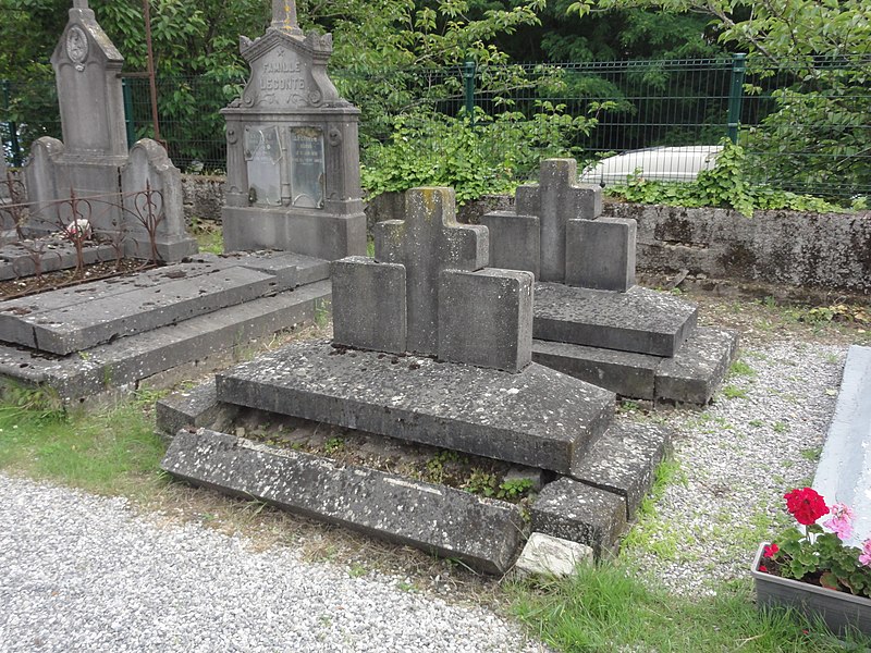 File:Cambrai - Cimetière de la Porte Notre-Dame, sépulture remarquable n° 35, Cyriaque Cagnoncle et Sophie Langrand, tombes anciennes (01).JPG